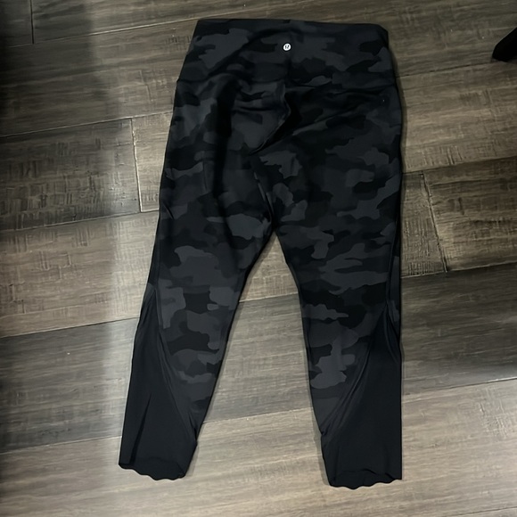 Lululemon Women Wunder Under Crop Black Camo Size 10 - Picture 3 of 9